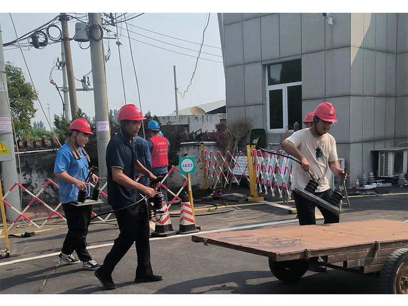 致敬：冒著(zhù)高溫高濕天氣， 加班加點(diǎn)仍堅持崗位工作的員工