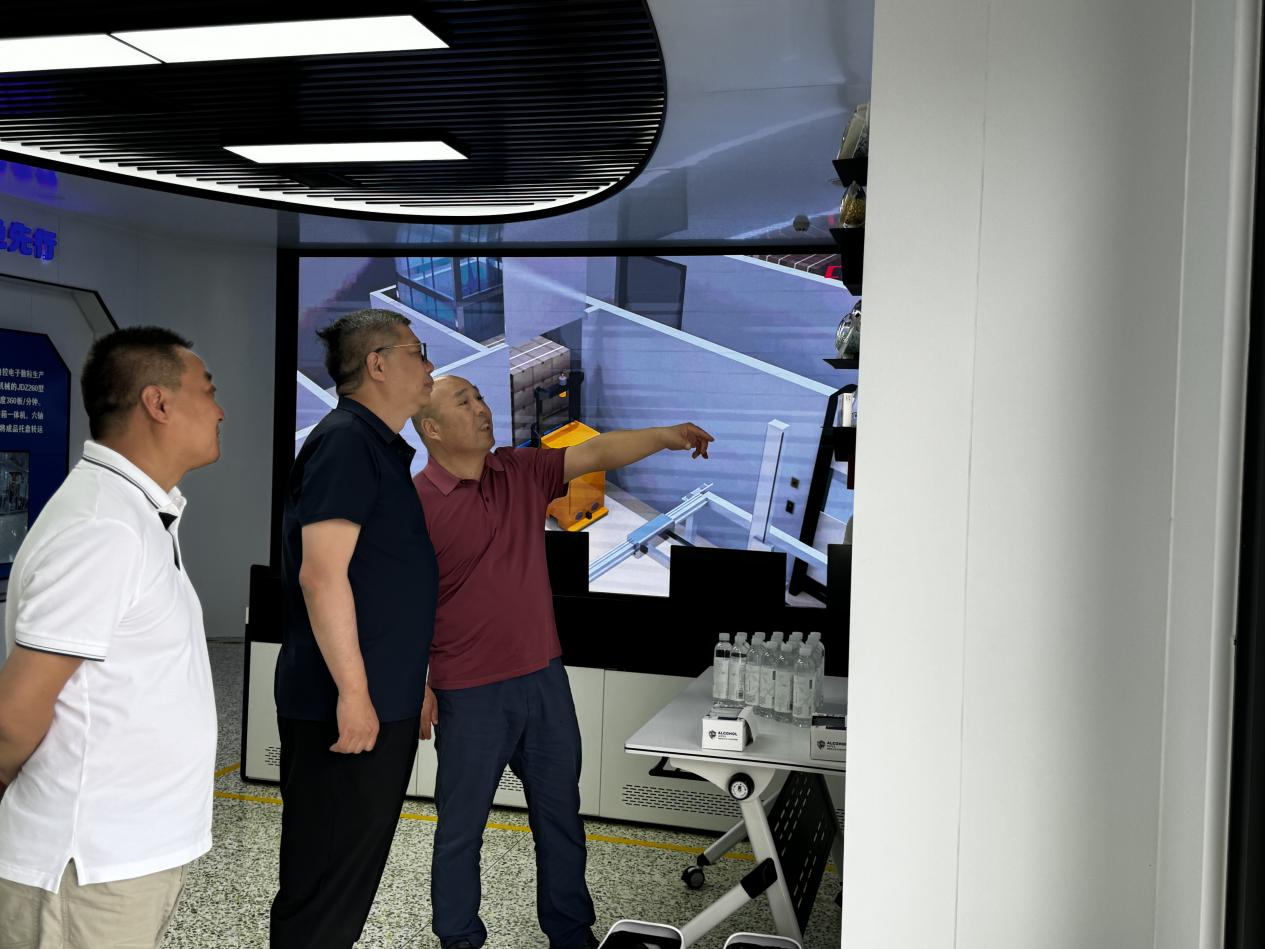 《國務(wù)院發(fā)展研究中心金融研究所副所長(cháng)巴曙松教授、金鷹基金姚文 強董事長(cháng)為企業(yè)發(fā)展實(shí)地考察》